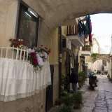 Sbuchiamo in strada delle Crociate, "sede" della Corte Alberolungo. Tanto per cambiare l'ingresso � rappresentato da un arco con tanto di edicola votiva, abbellita da un dipinto ottocentesco di olio su rame dell�artista Vito Dentamaro raffigurante l'Addolorata tra santi